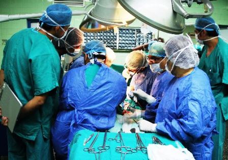 operacion-medicos-essalud-tumor-5kilos